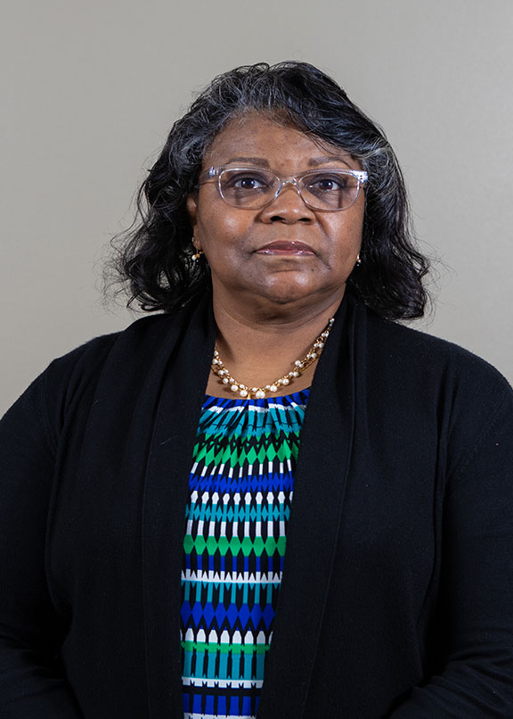 Annettee's headshot