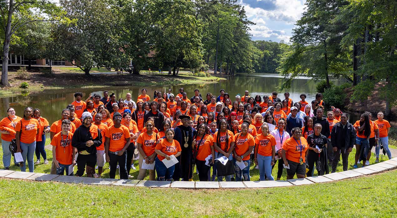 Students pose for a photo at Convocation 2023